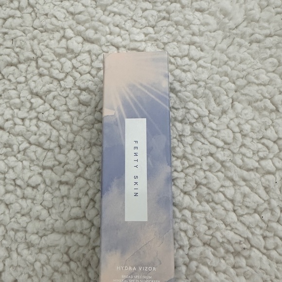 Fenty Skin
Hydra Vizor Broad Spectrum SPF 15 Sunscreen Hand Cream - Picture 3 of 7
